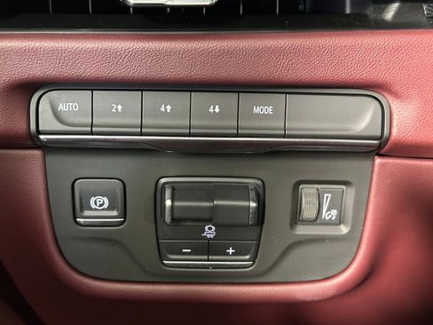 Used 2025 Cadillac Escalade ESV Sport AWD/4WD image 25