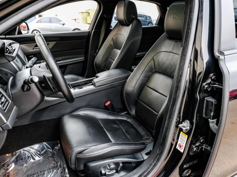 Used 2017 Jaguar XF S image 31