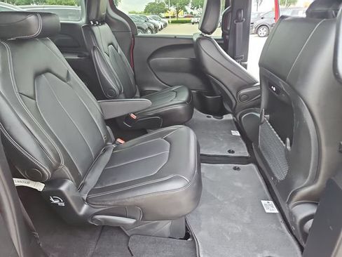 Used 2025 Chrysler Pacifica Select FWD image 24
