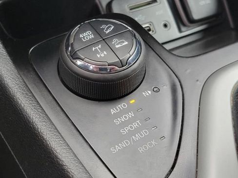 Used 2017 Jeep Cherokee Trailhawk w/ Comfort & Convenience Group AWD/4WD image 32