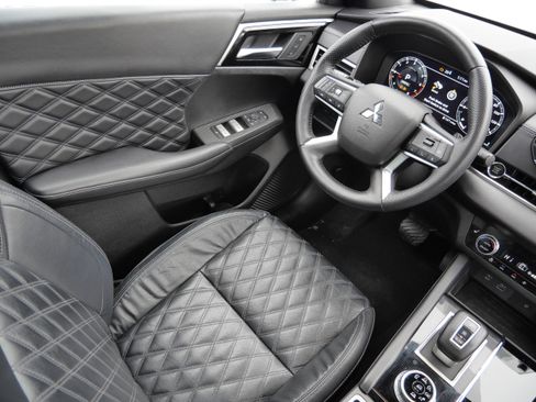 Used 2023 Mitsubishi Outlander SEL Black Edition image 9