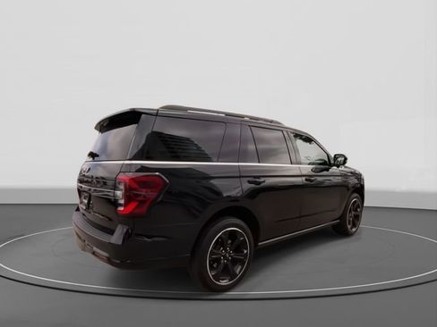 Used 2023 Ford Expedition Limited image 2