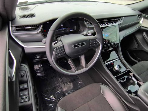Used 2023 Jeep Grand Cherokee Altitude AWD/4WD image 10