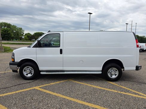 Used 2024 Chevrolet Express 2500 w/ Driver Convenience Package RWD image 2