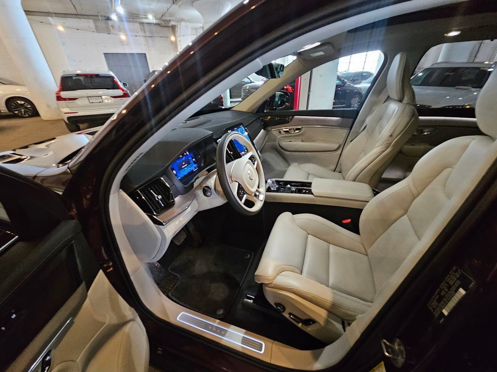 Certified 2025 Volvo XC90 T8 Ultra AWD/4WD image 18