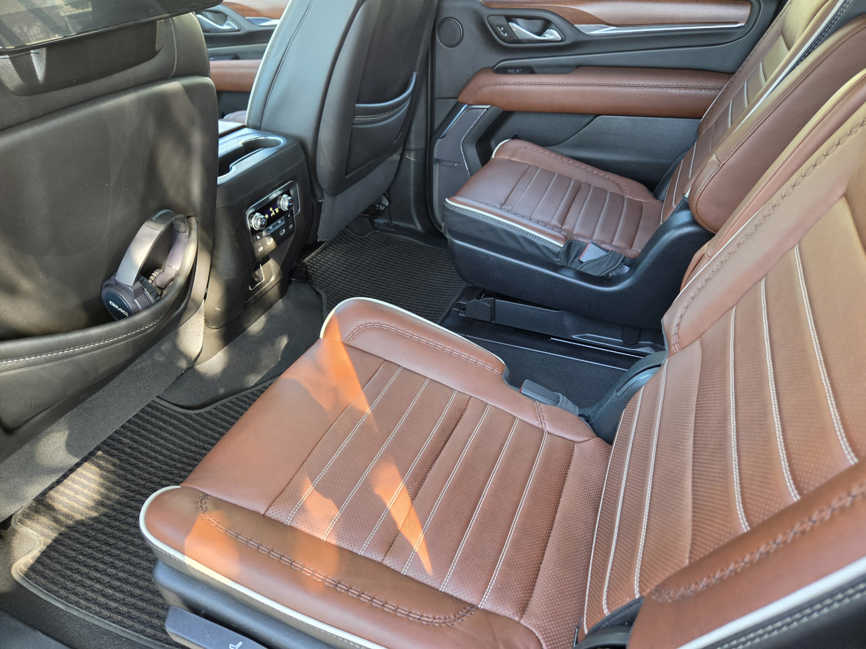 Used 2024 GMC Yukon XL Denali Ultimate AWD/4WD image 24