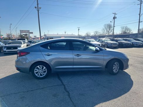 Used 2019 Hyundai Elantra SE image 2