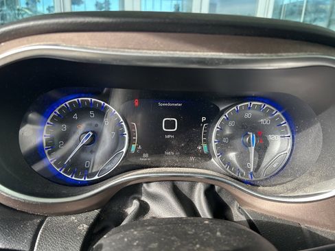 Used 2018 Chrysler Pacifica Touring-L Plus w/ Tire & Wheel Group image 10