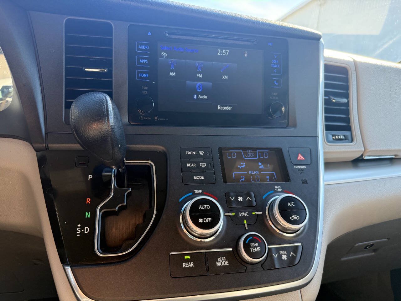 Used 2015 Toyota Sienna LE FWD image 22