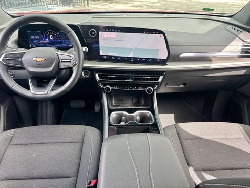 Used 2025 Chevrolet Traverse LT w/ Driver Confidence Package FWD image 12