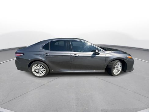 Used 2018 Toyota Camry XLE FWD image 5