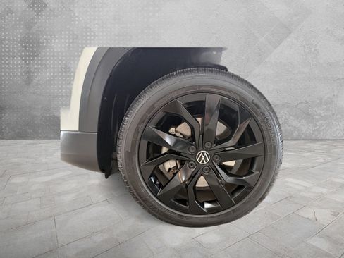 Used 2023 Volkswagen Taos SE w/ Black Wheel Package FWD image 4