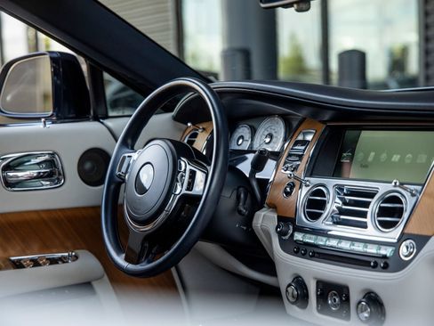 Used 2016 Rolls-Royce Dawn RWD image 49