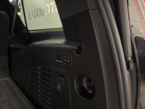 Used 2017 Cadillac Escalade ESV Platinum image 27