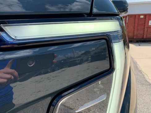 Used 2025 GMC Yukon XL AT4 AWD/4WD image 38