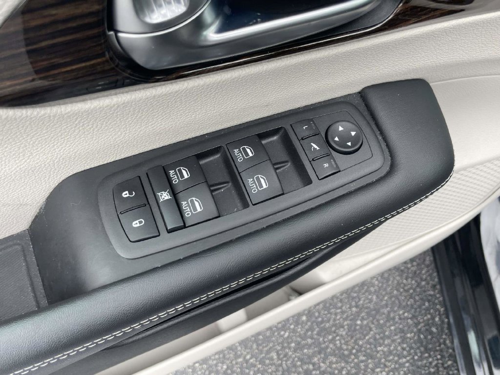 Used 2023 Chrysler Pacifica Limited AWD/4WD image 21