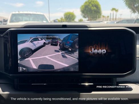 Used 2025 Jeep Wrangler Unlimited Sahara AWD/4WD image 17
