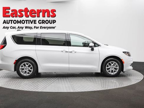 Used 2022 Chrysler Voyager LX image 4