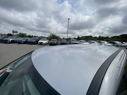 Used 2022 Kia Carnival LX FWD image 3