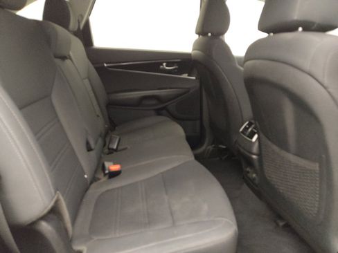Used 2020 Kia Sorento LX FWD image 19