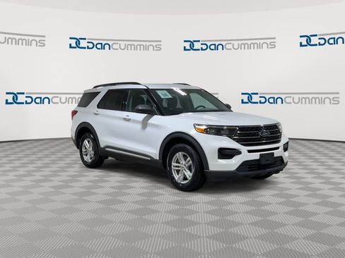 Used 2023 Ford Explorer XLT AWD/4WD image 2
