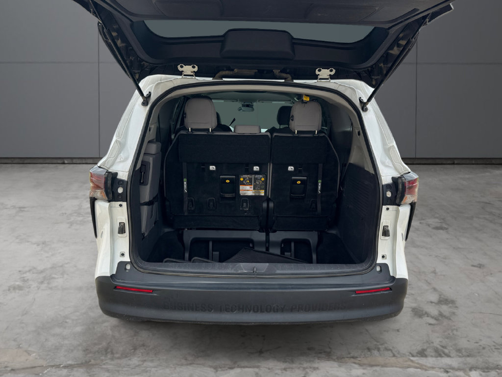 Used 2023 Toyota Sienna LE AWD/4WD image 19