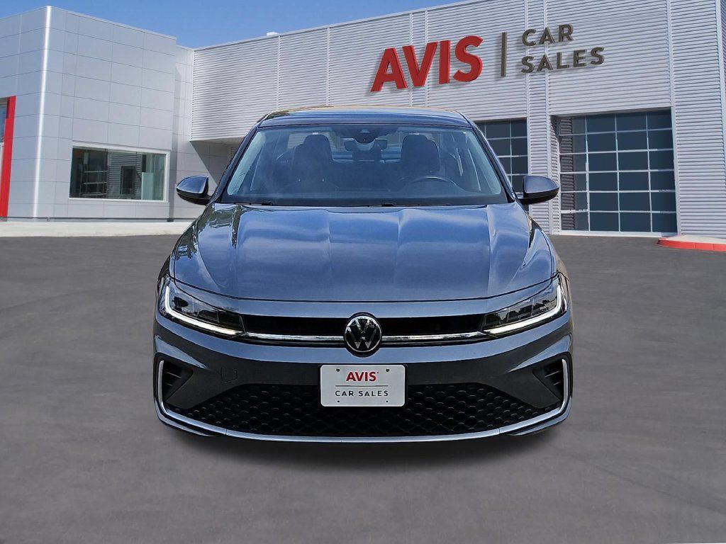 Used 2025 Volkswagen Jetta SE FWD image 2
