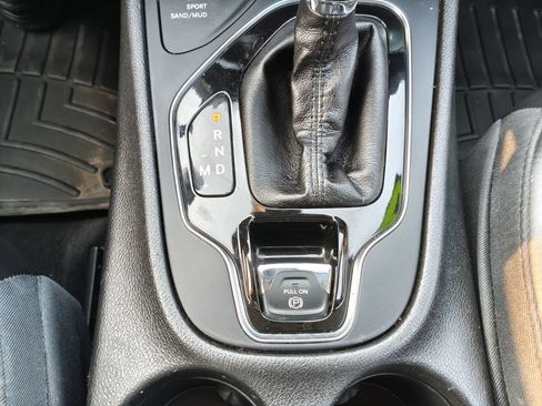 Used 2019 Jeep Cherokee Limited w/ Luxury Group AWD/4WD image 32