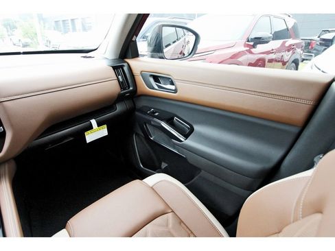 New 2026 Nissan Pathfinder Platinum FWD image 8