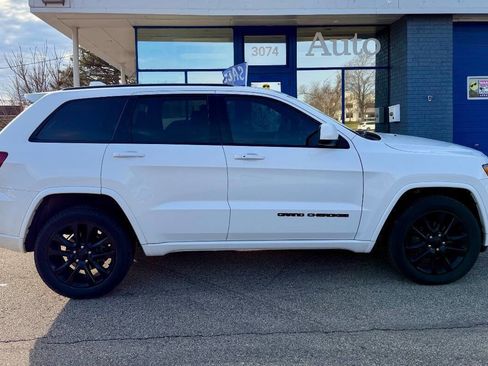 Used 2018 Jeep Grand Cherokee Altitude AWD/4WD image 2