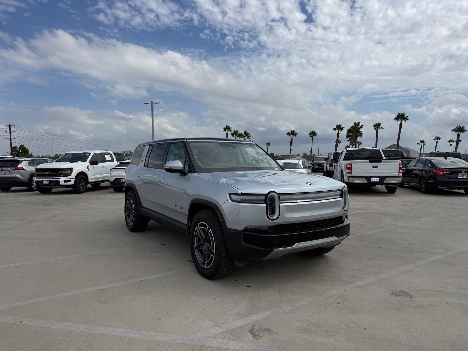 Used 2025 Rivian R1S Adventure Dual AWD/4WD image 4