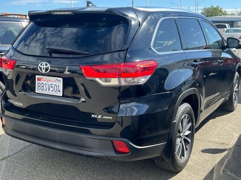 Used 2017 Toyota Highlander XLE w/ Carpet Mat Package image 4