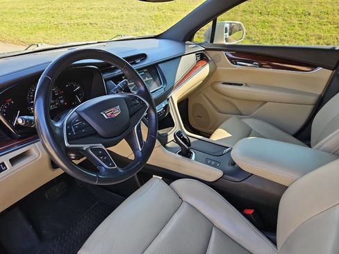 Used 2017 Cadillac XT5 Luxury w/ Driver Awareness Package image 9