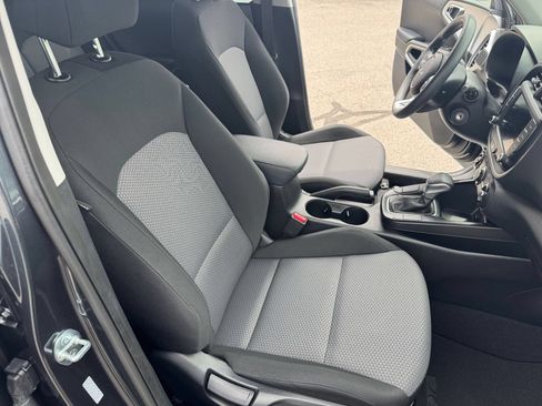 Used 2025 Kia Soul LX w/ LX Technology Package FWD image 33