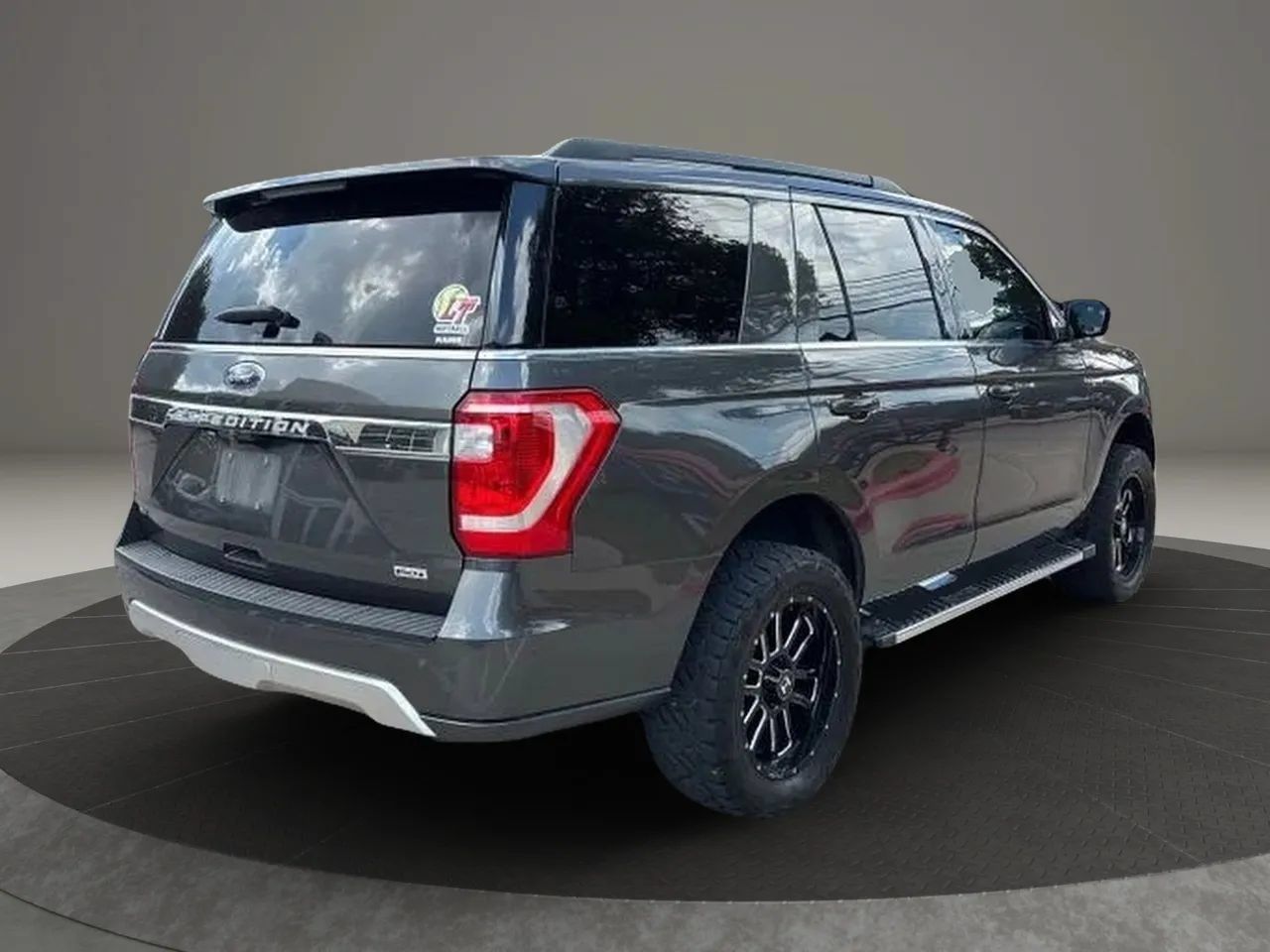 Used 2019 Ford Expedition XLT w/ Equipment Group 202A AWD/4WD image 5