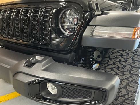 Used 2025 Jeep Wrangler Unlimited Sport AWD/4WD image 9