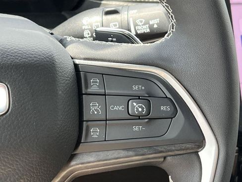 Used 2025 Jeep Grand Cherokee Limited w/ Luxury Tech Group II AWD/4WD image 22