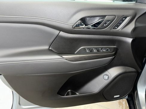 Certified 2023 GMC Acadia SLT w/ Preferred Package image 4