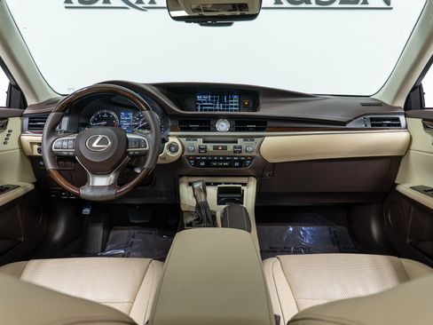 Used 2016 Lexus ES 350 w/ Luxury Package w/Wood Trim image 15