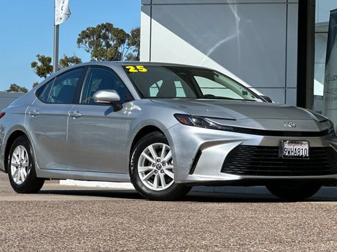 Used 2025 Toyota Camry LE FWD image 2