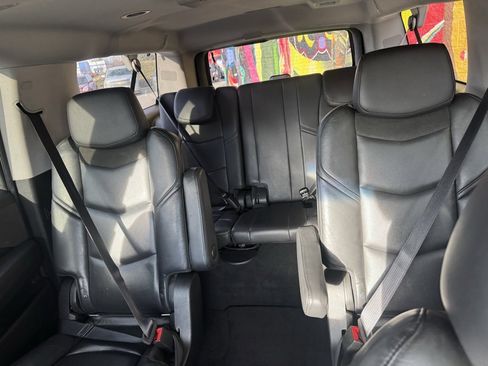 Used 2019 Cadillac Escalade ESV Premium Luxury image 9