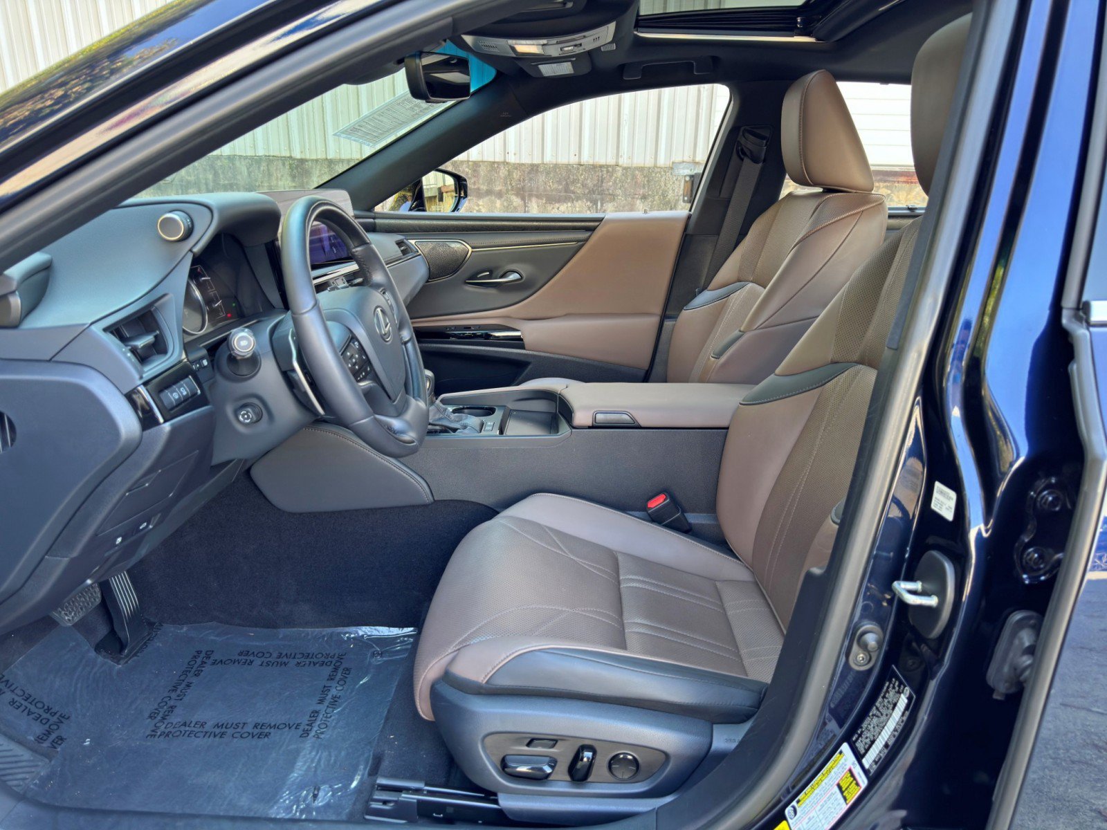 Used 2024 Lexus ES 300h Ultra Luxury w/ Accessory Package (Z2) FWD image 17