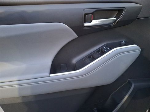 Certified 2021 Toyota Highlander XLE image 18