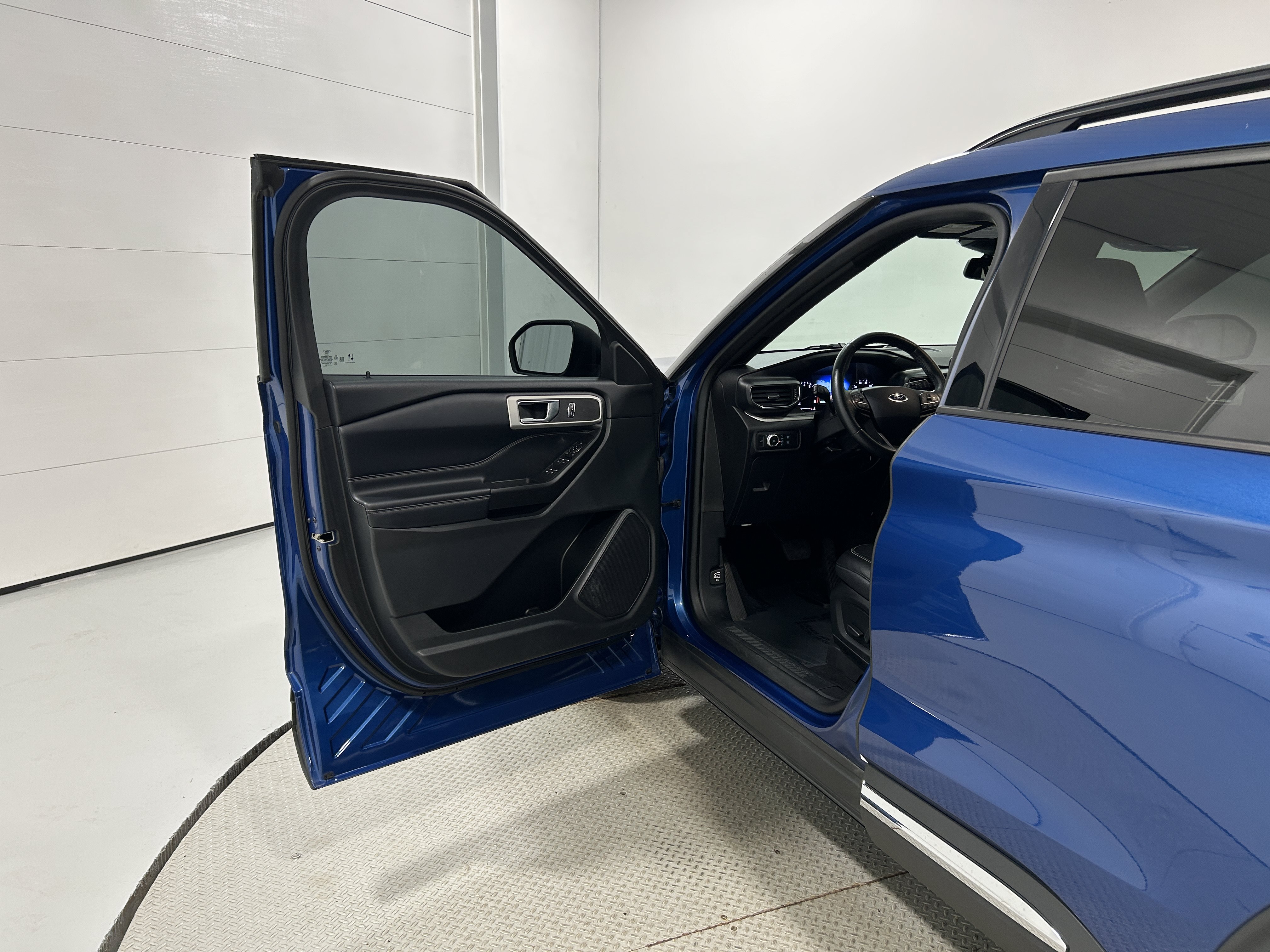 Used 2020 Ford Explorer XLT w/ Equipment Group 202A AWD/4WD image 23