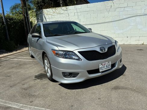 Used 2011 Toyota Camry SE w/ SE Extra-Value Pkg #1 FWD image 4