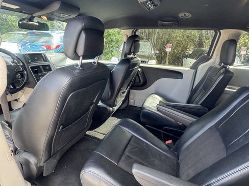 Used 2019 Dodge Grand Caravan SXT image 9