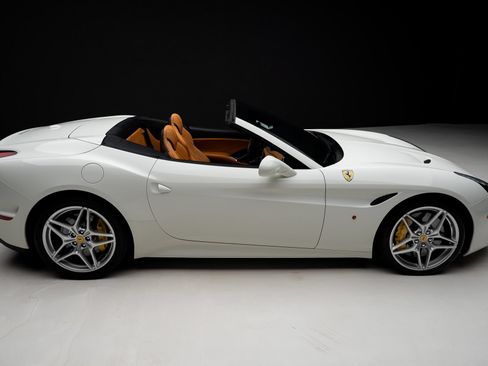 Used 2015 Ferrari California T RWD image 37