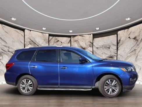 Used 2018 Nissan Pathfinder SV image 5