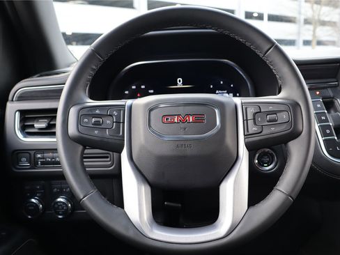 Used 2023 GMC Yukon XL SLT image 17