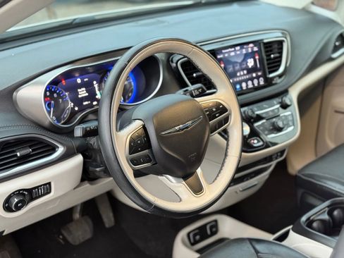 Used 2018 Chrysler Pacifica Limited image 11